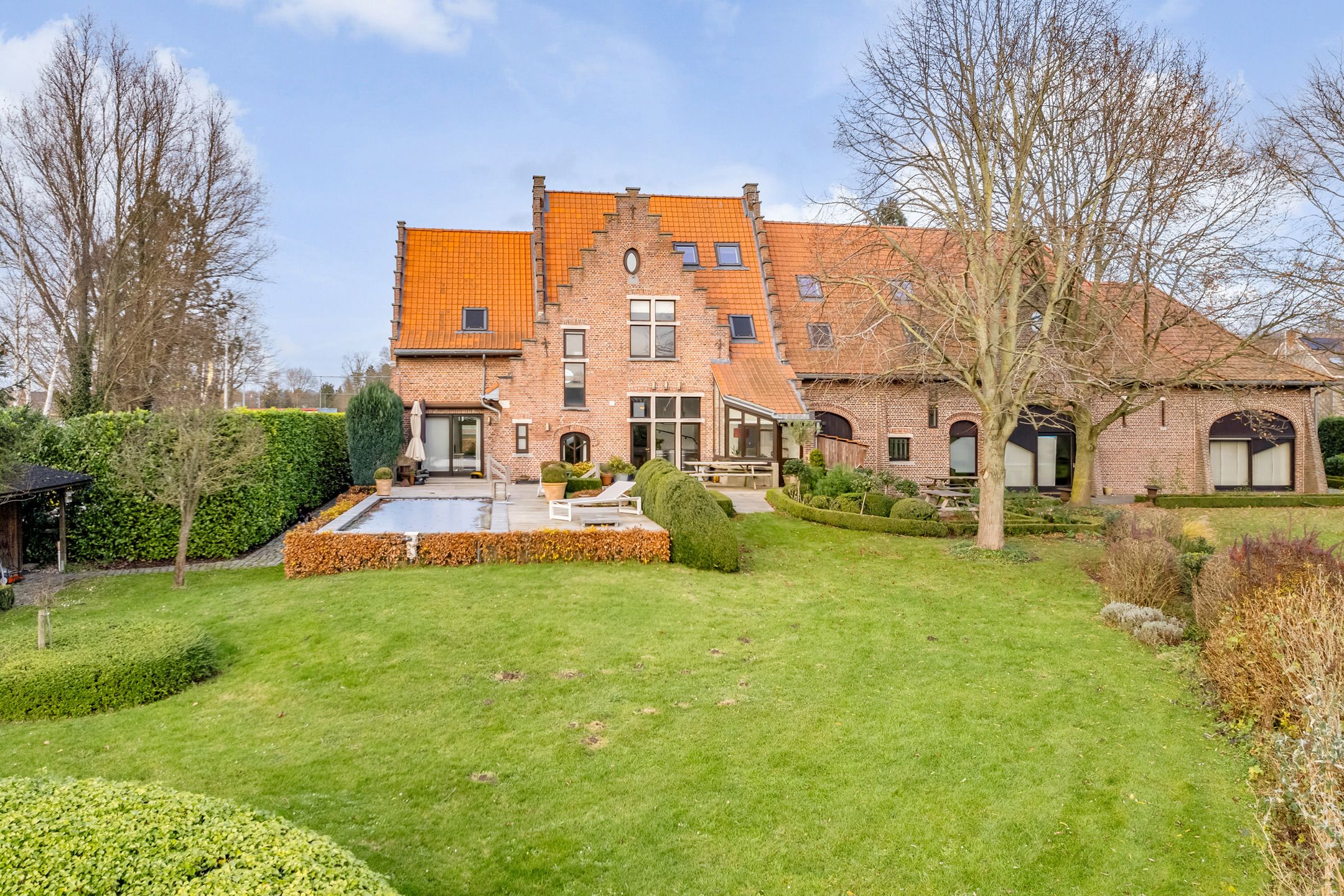 Hoofdfoto van de publicatie: Uitzonderlijke hoeve met apart praktijkgedeelte, zwembad en prachtig zicht op weiland op 2.642m².