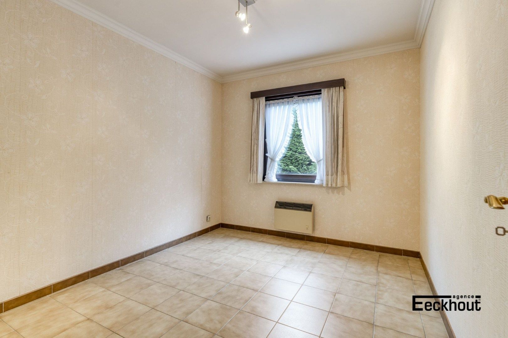 Verzorgde villa met garage in een brede, rustige straat in residentiële wijk! foto 13