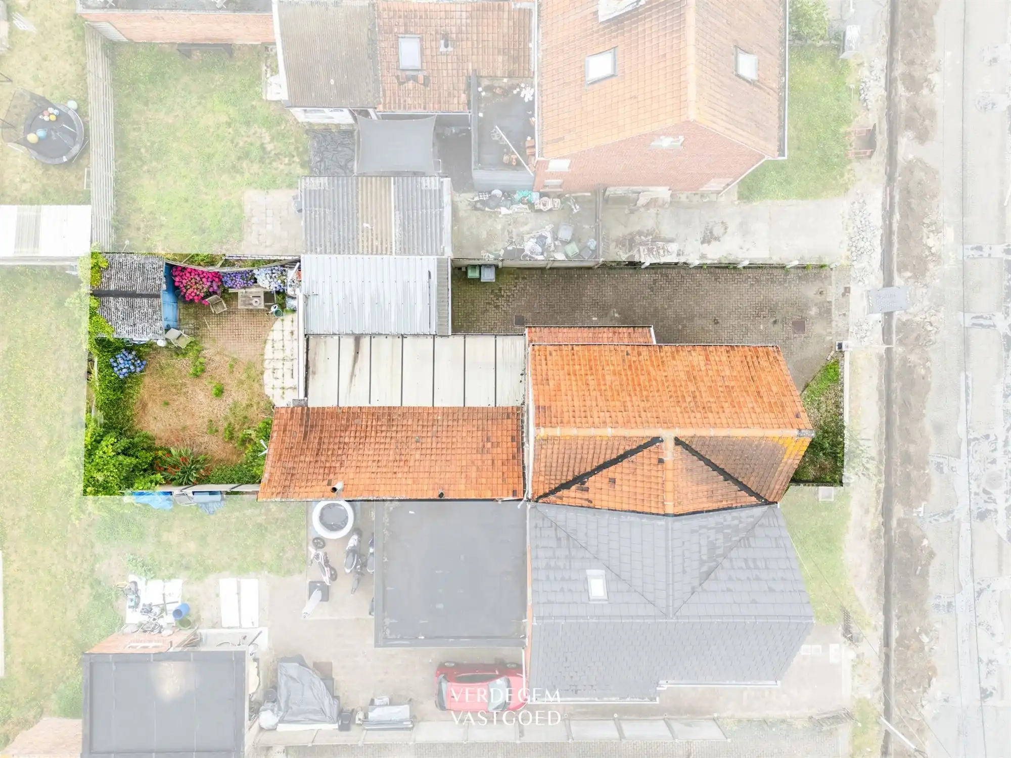 Te renoveren gezinswoning met garage, tuin en open zichten foto 18