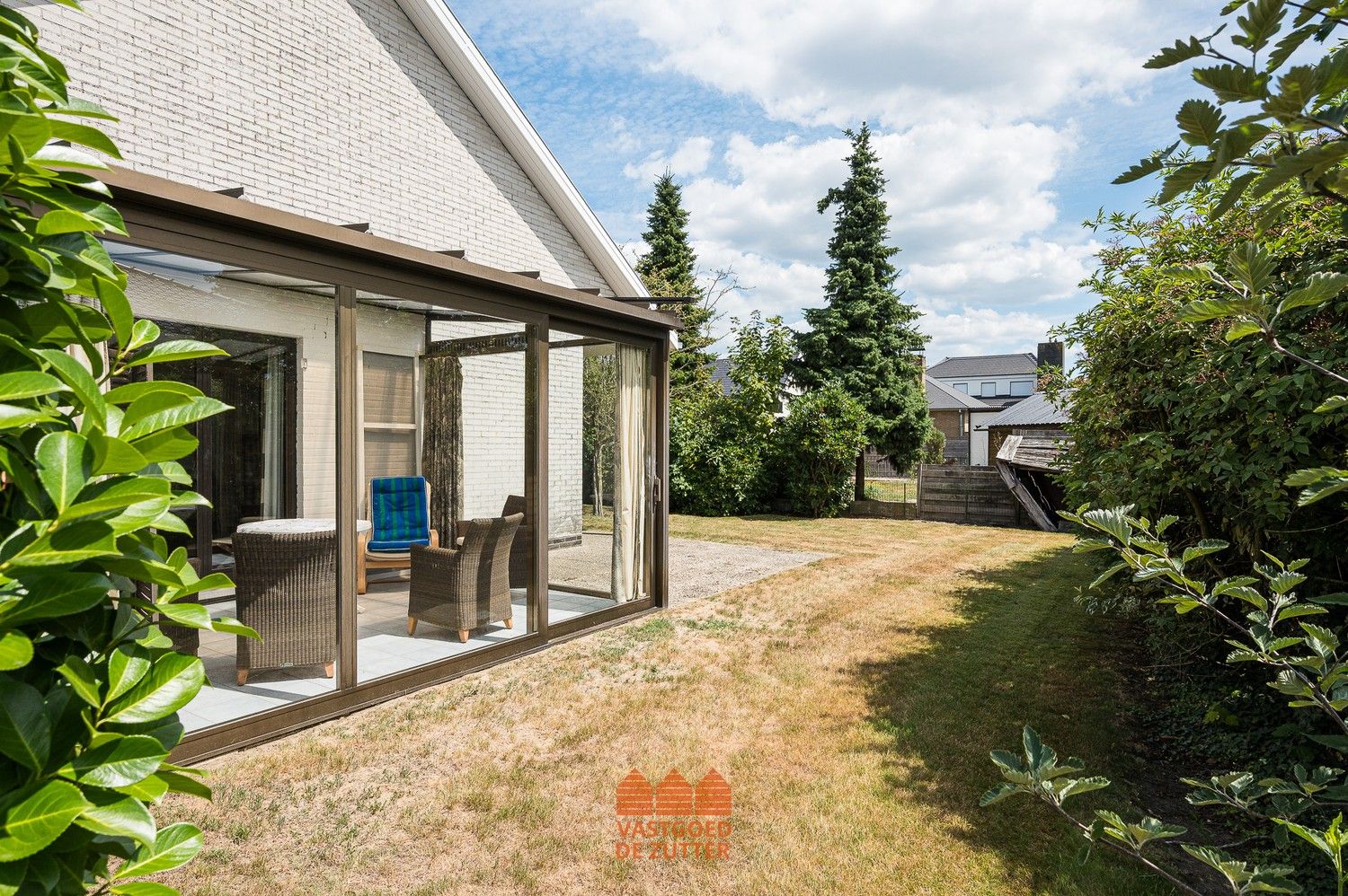 Lichtrijke bungalow met zonnige tuin en garage foto 6