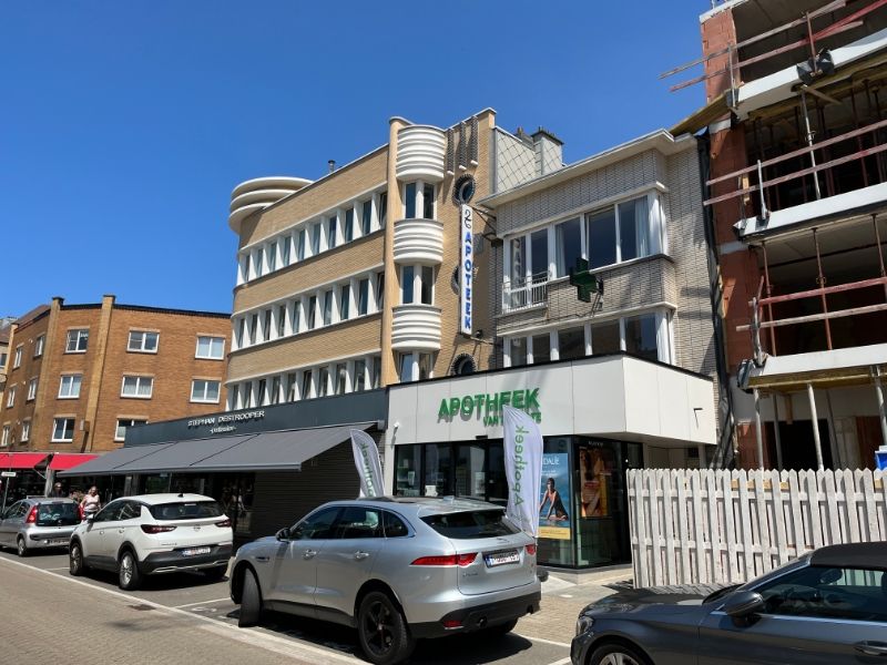 Instapklaar en centraal gelegen appartement met buitenparkeerplaats te Sint-Idesbald foto {{pictureIndex}}