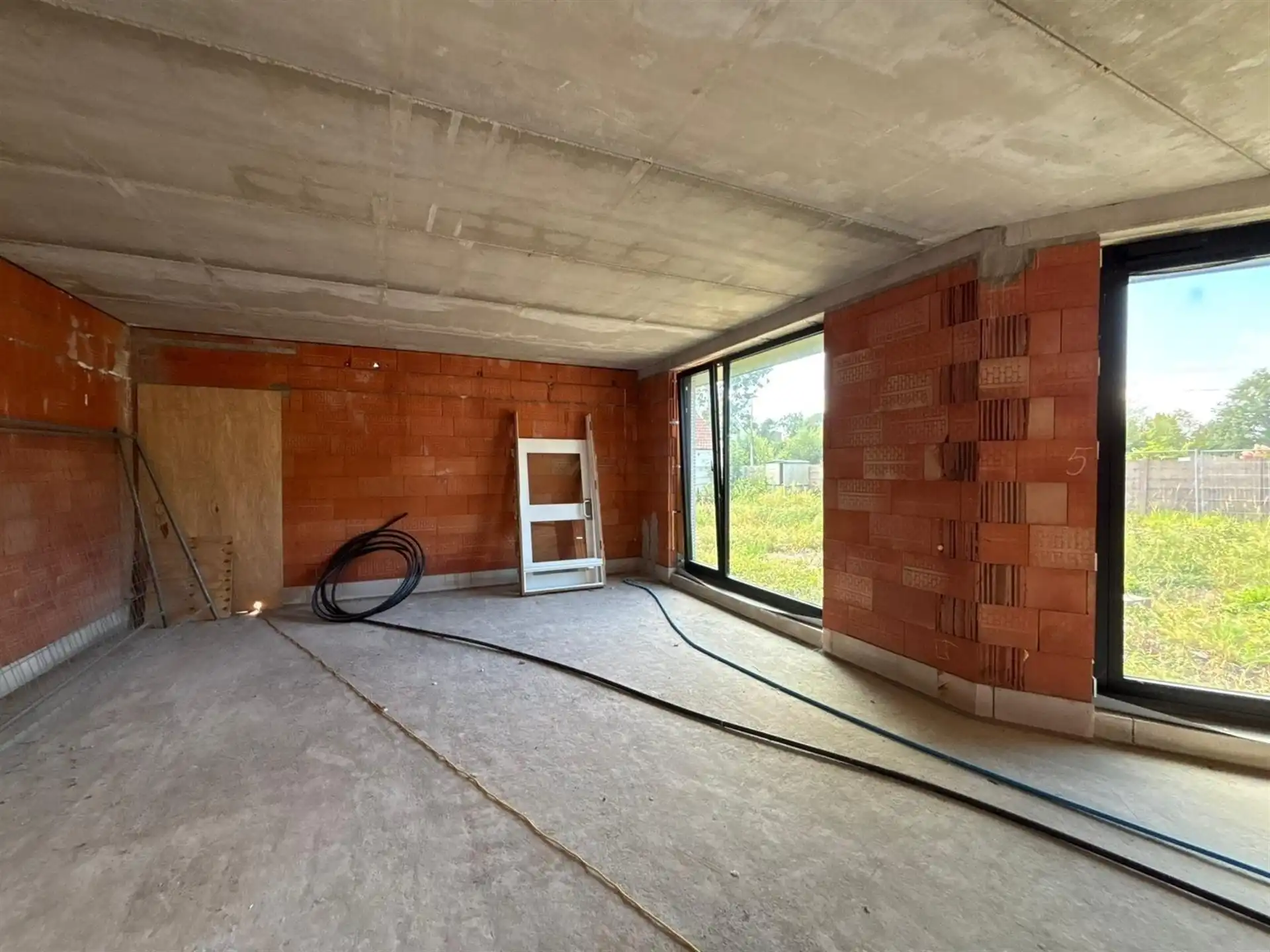 Nieuwbouw handelsruimte op commerciële liggen in het centrum! foto 11