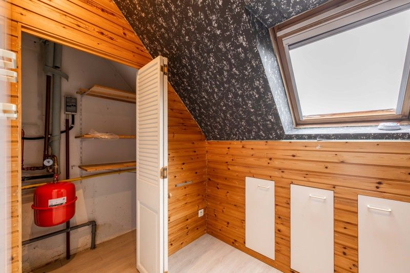 Instapklare halfopen woning met 4 slaapkamers en zonnige tuin TE KOOP in Oostrozebeke! foto 18