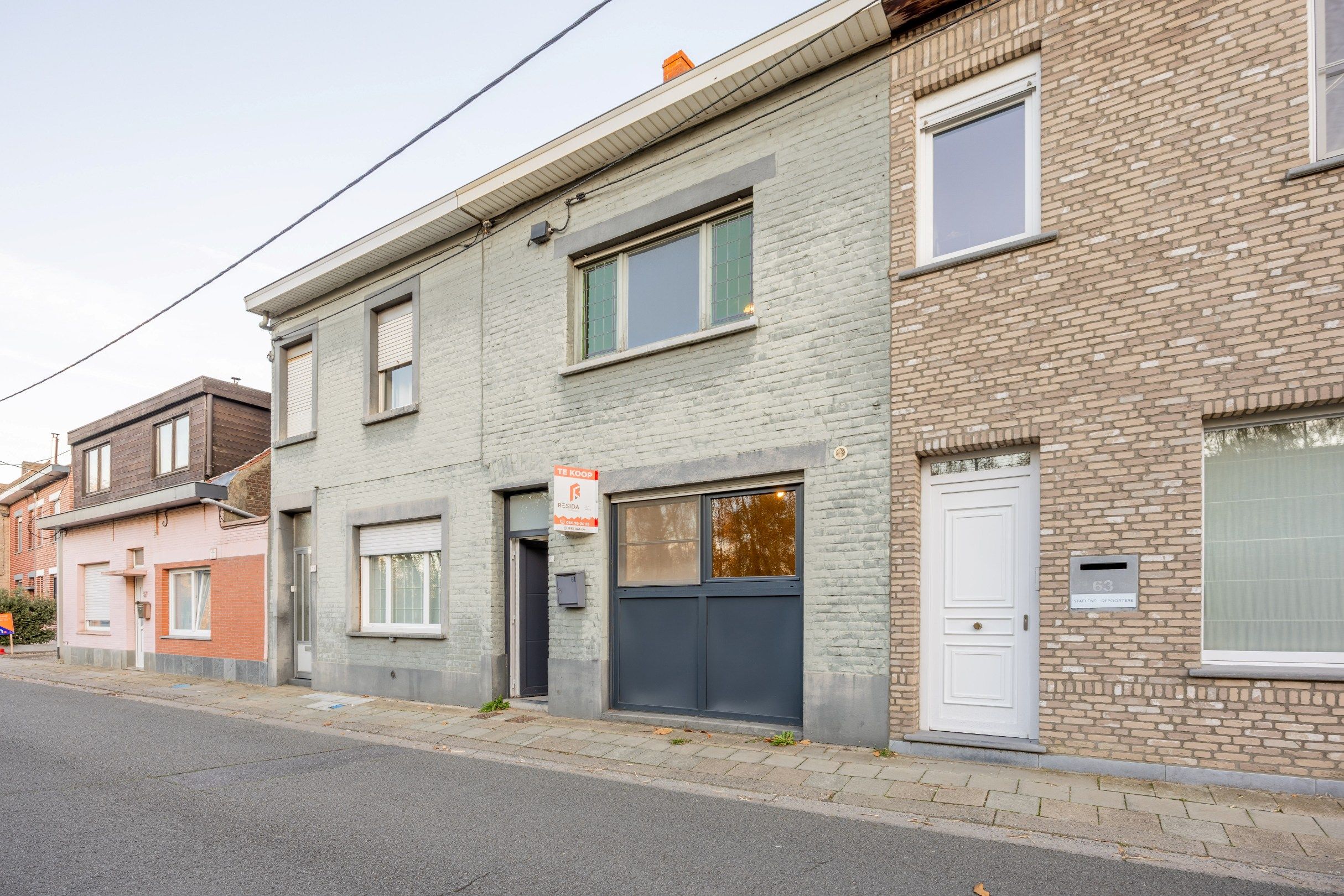 Gezinswoning met uitweg en garage foto {{pictureIndex}}