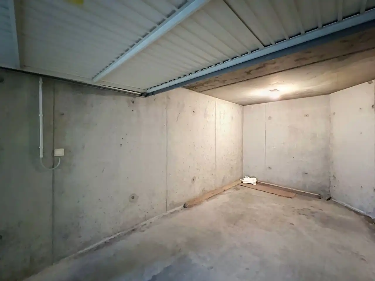 Bijzonder goed gelegen garagebox (op de eerste verdiep) van een centraal gelegen complex, vlakbij de Visserskapel foto 8