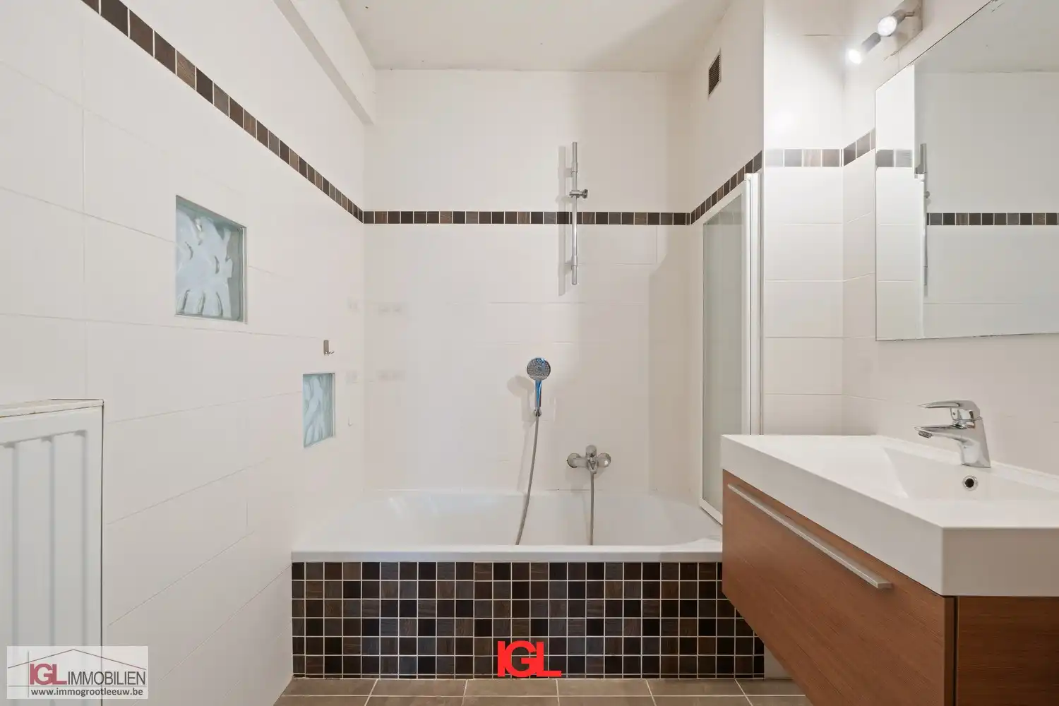 Ruim en licht appartement met 3 slaapkamers, groot terras en garage nabij centrum Sint-Pieters-Leeuw foto 14