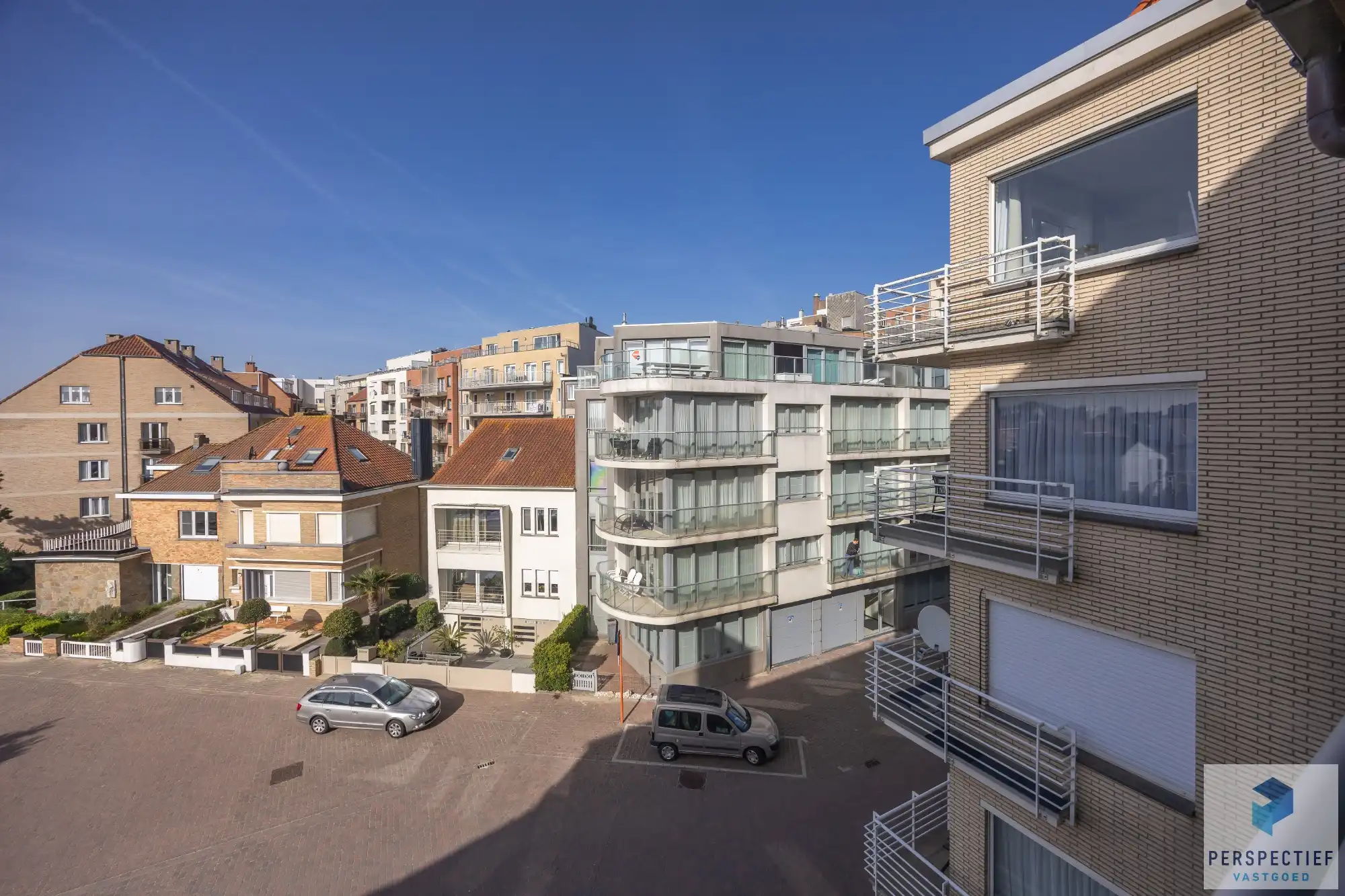 Goed gelegen ruim vernieuwd 2 slaapkamer appartement met terras en grote berging. foto 5