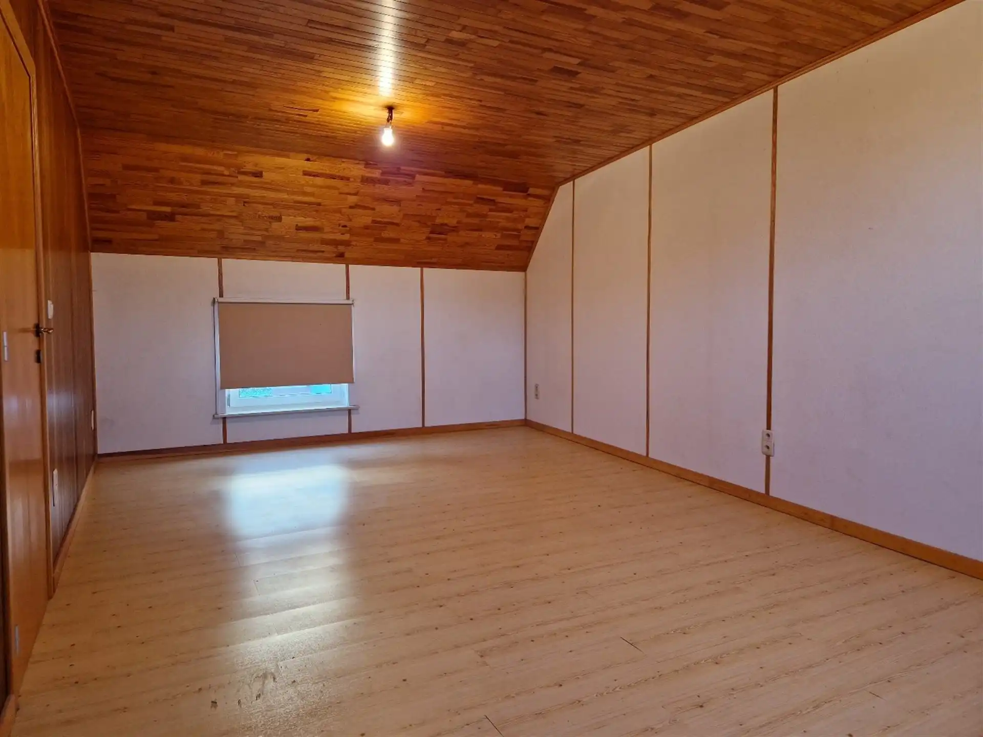 Gunstig gelegen verrassend ruime 3 slaapkamer woning met koer en garage. foto 19