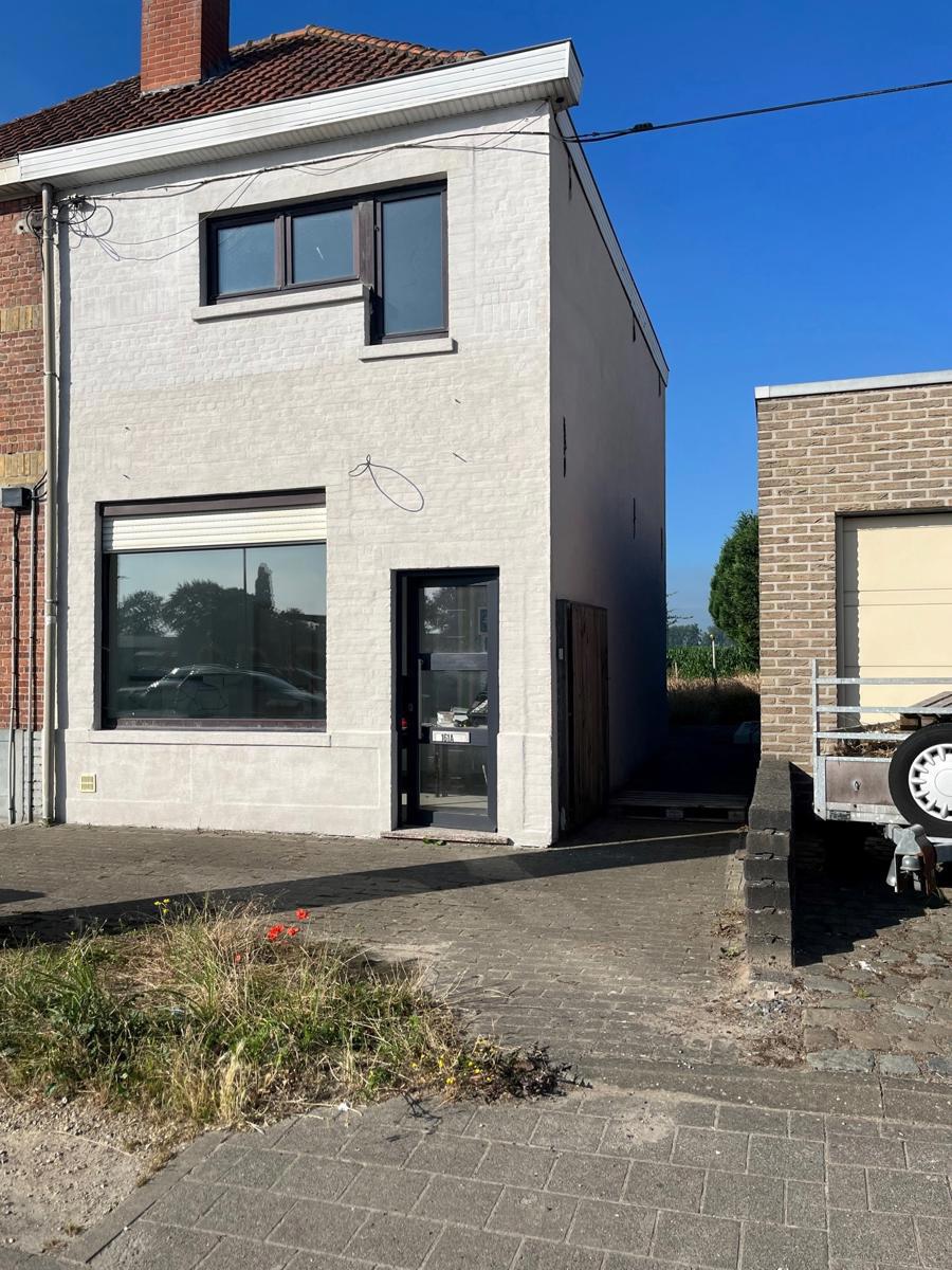 Woning met tuin met verzicht. Deze woning is op vandaag opgesplitst met vooraan een ruimte tot kantoor, vrij beroep,..., maar kan eenvoudig terug samengevoegd worden tot 1 geheel.  foto 1