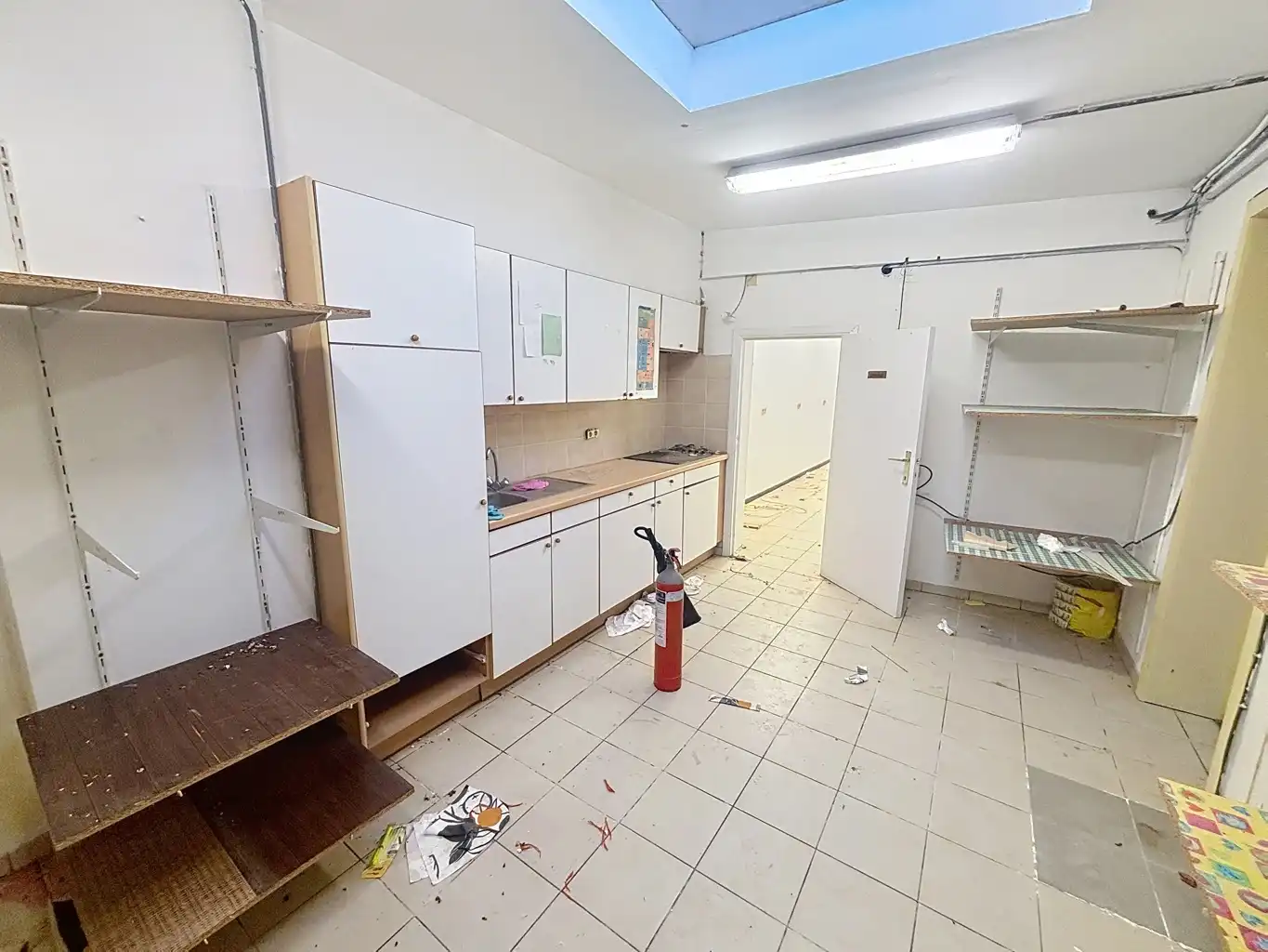 Te renoveren handelspand met appartement foto 4