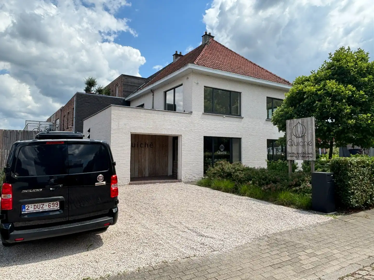 Volledig gerenoveerd en instapklaar horecapand op toplocatie in Oelegem foto {{pictureIndex}}