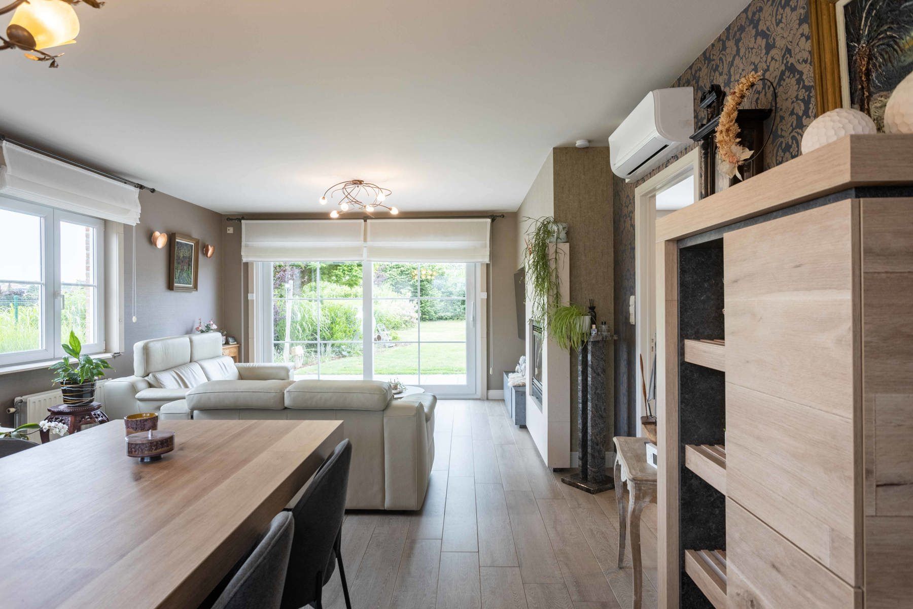 Instapklaar woning met 4 slpk, tuin + dub. garage foto 6