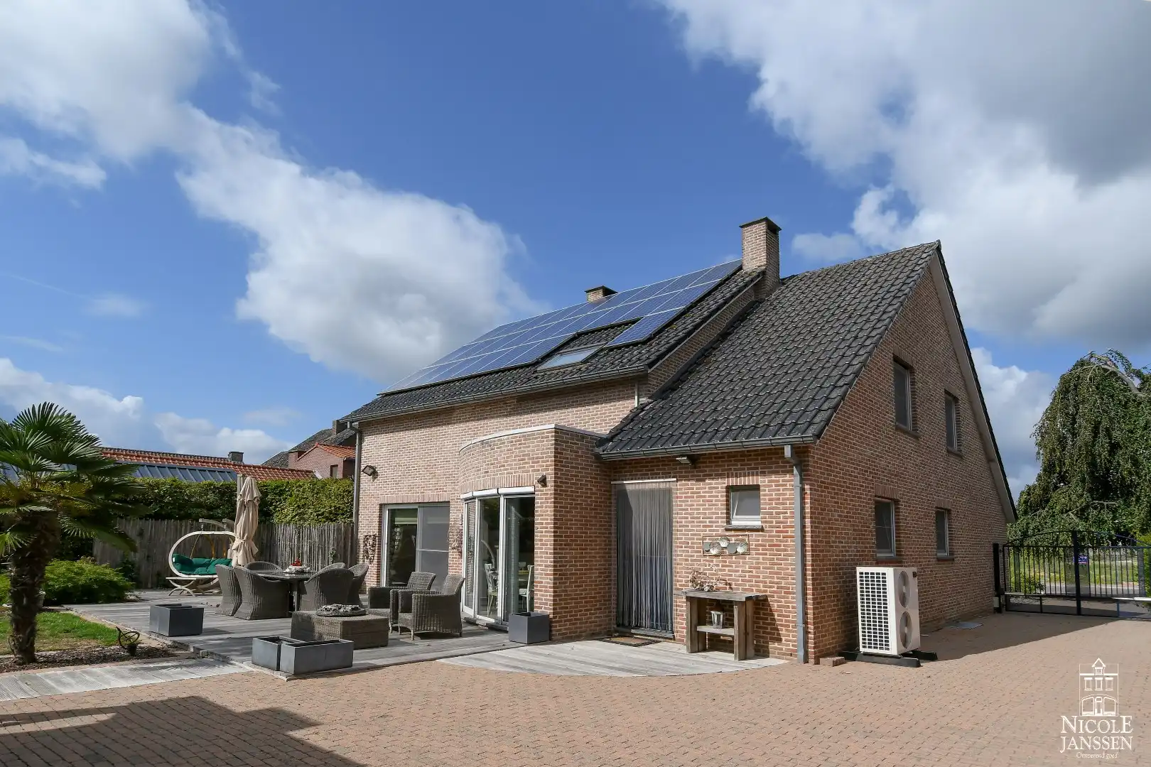 Instapklare gezinswoning met vier slaapkamers en zwembad foto 28