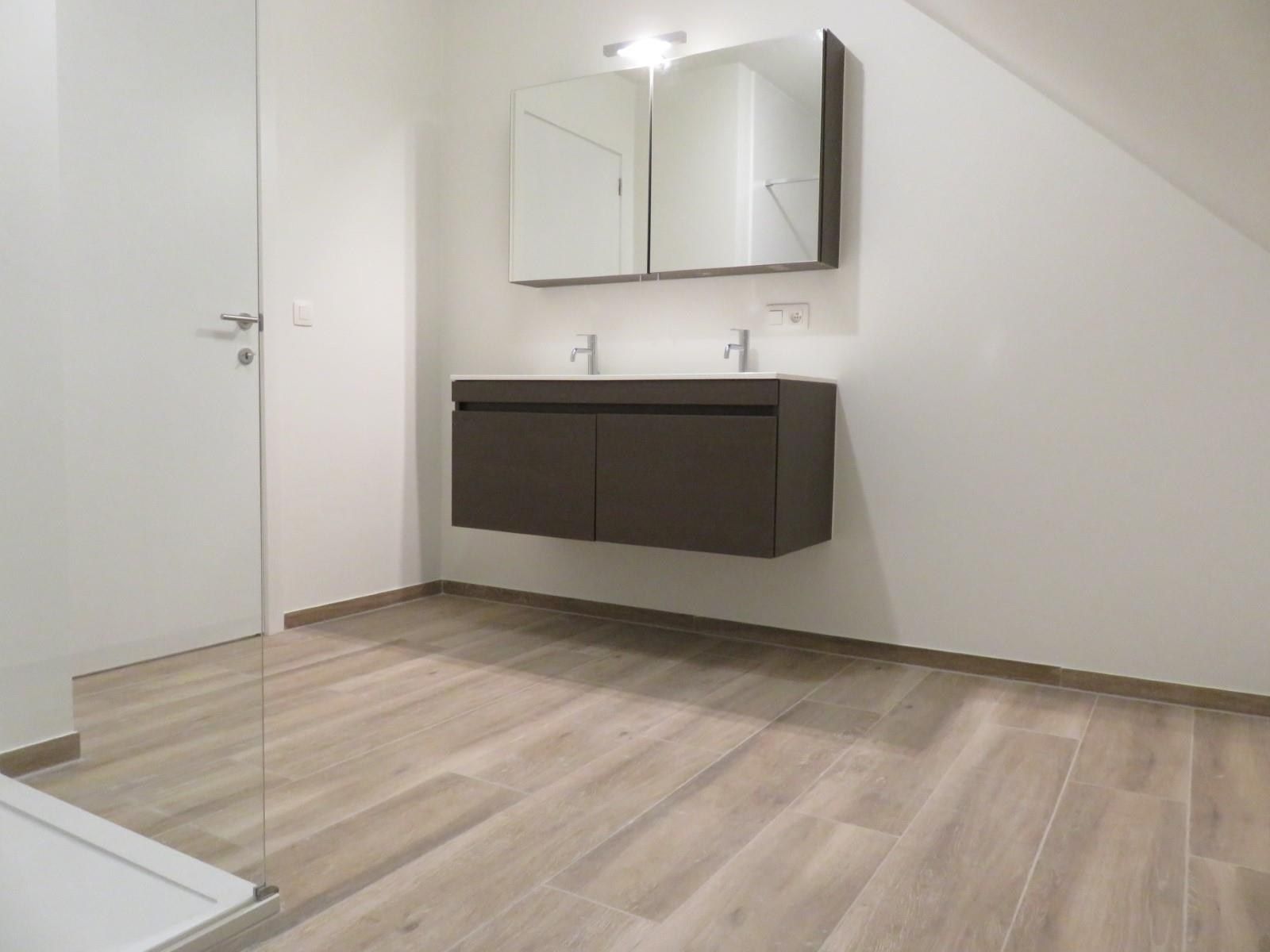 Dakappartement met 2 slaapkamers, terras en autostaanplaats! foto 3