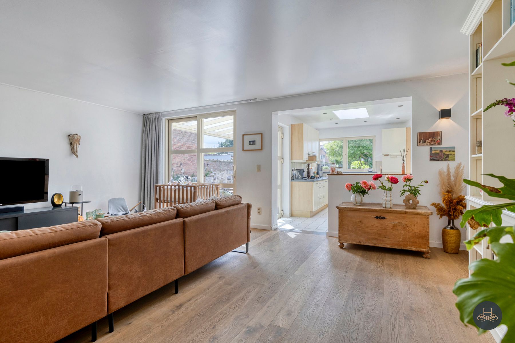 Sfeervolle, deels gerenoveerde woning met ruime diepe tuin foto 4