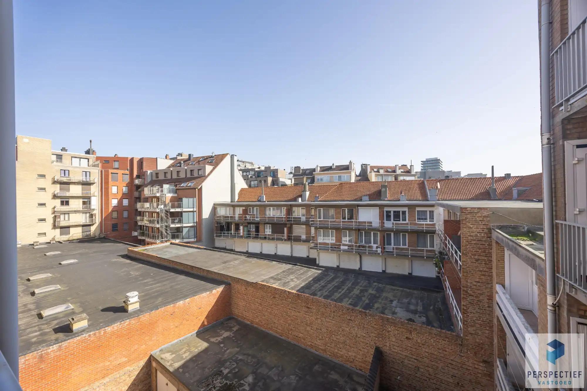 Goed gelegen ruim vernieuwd 2 slaapkamer appartement met terras en grote berging. foto 25