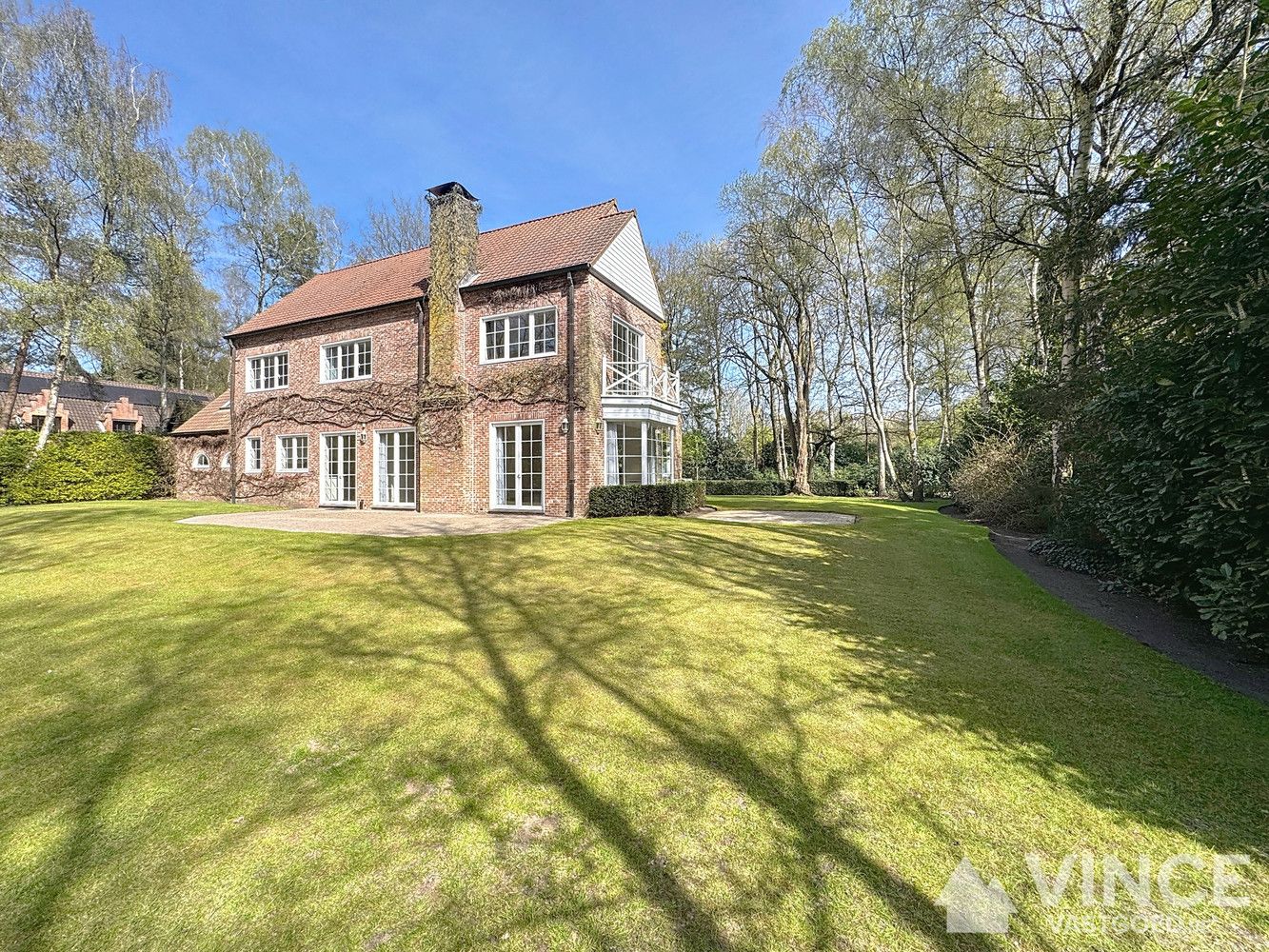 Prachtige villa in een rustige straat, omringd door groen foto 30