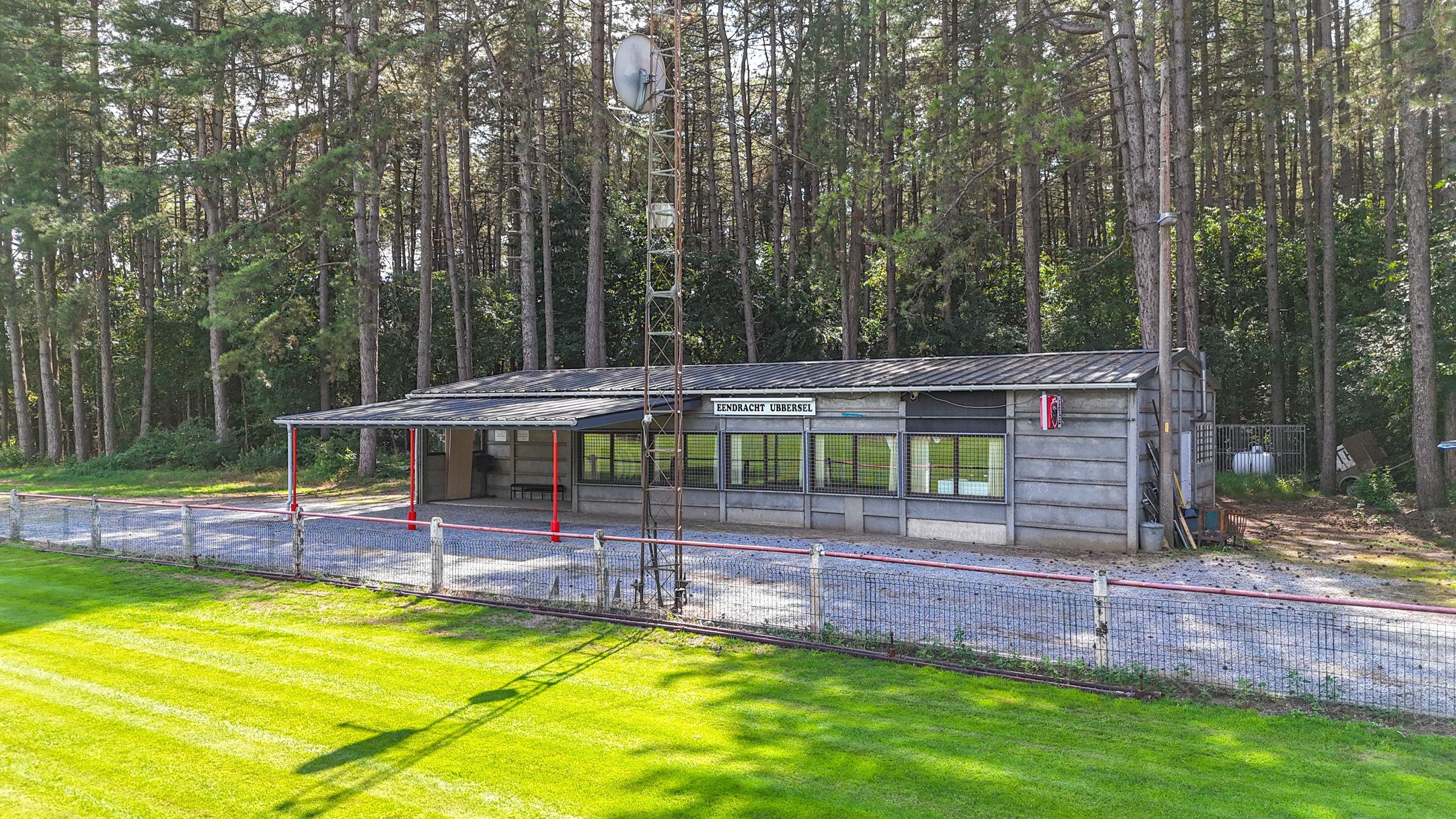 Voetbalveld en kantine op 2,45 ha in prachtig bosrijk gebied! foto 8