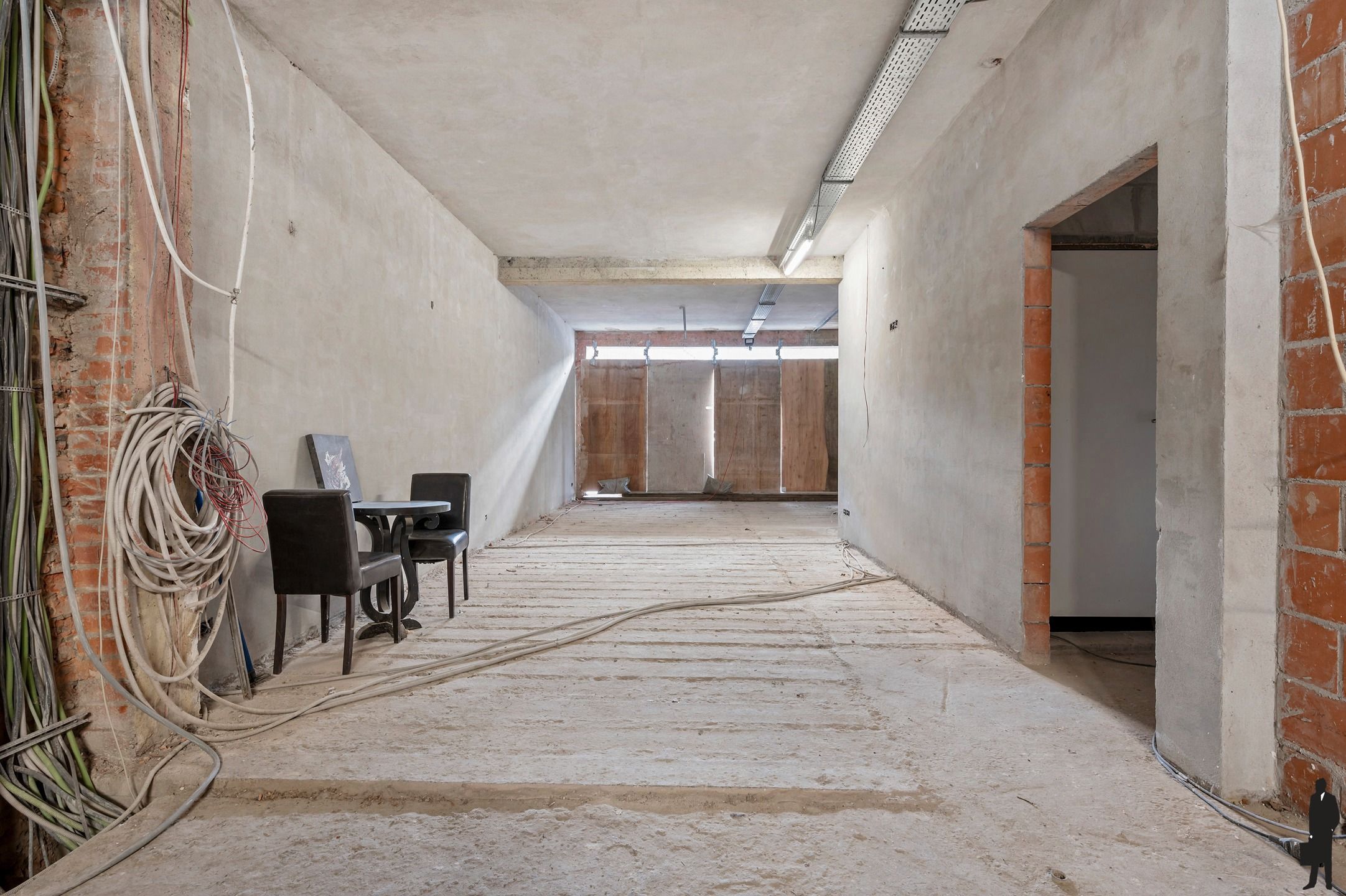 Ruim en energiezuinig handels gelijkvloers in casco toestand van ca. 160m², gelegen in het centrum van Brasschaat met achterliggend tuintje. foto 3