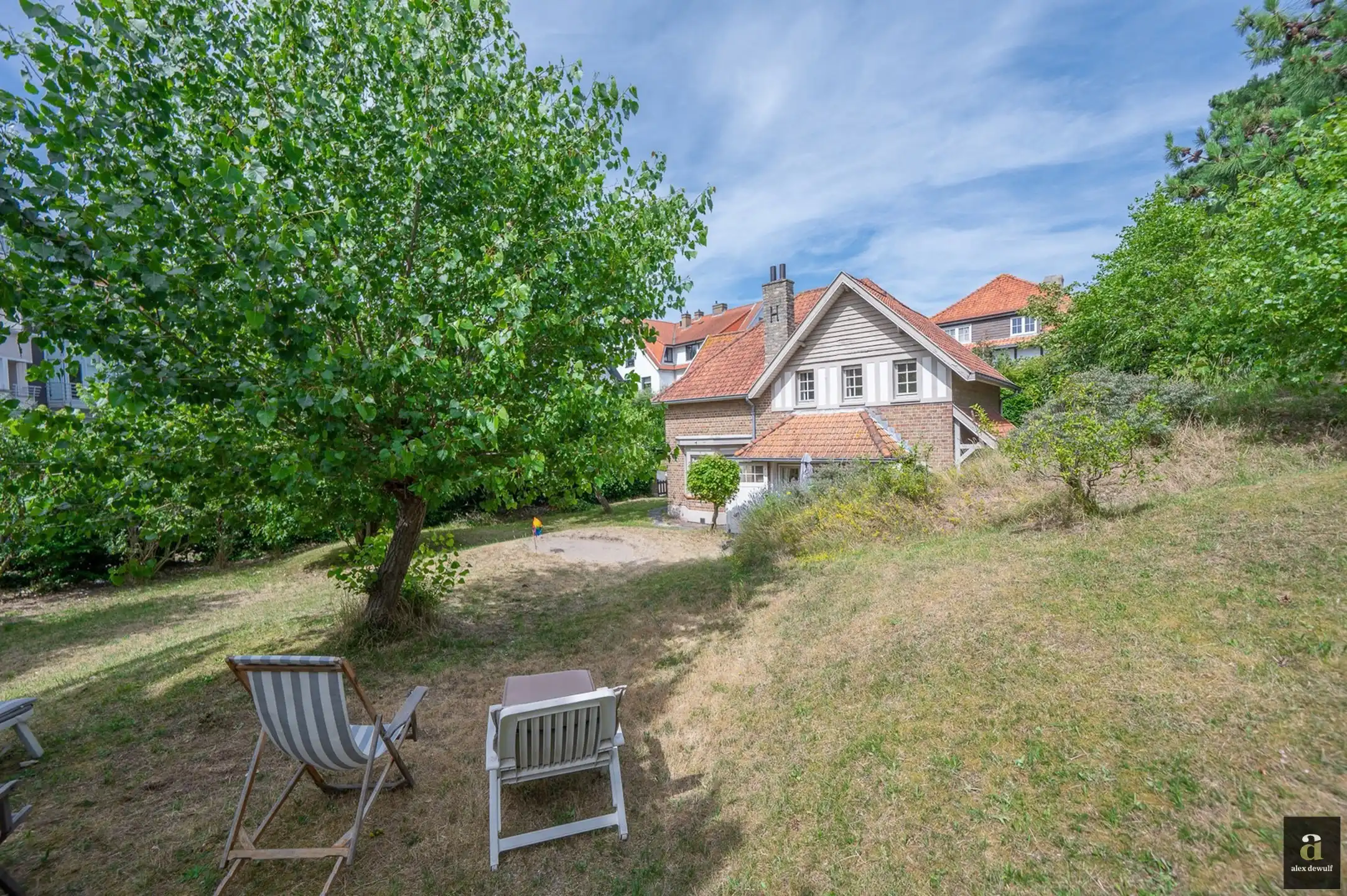 Uiterst charmante villa, rustig gelegen in een verscholen paadje in het Zoute op wandelafstand van de zee. foto 7