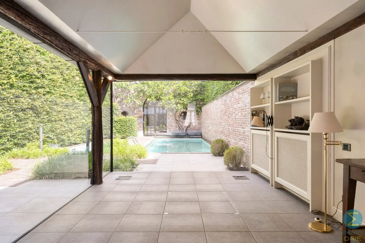 Karaktervolle herenwoning met zwembad en grote garage foto 9