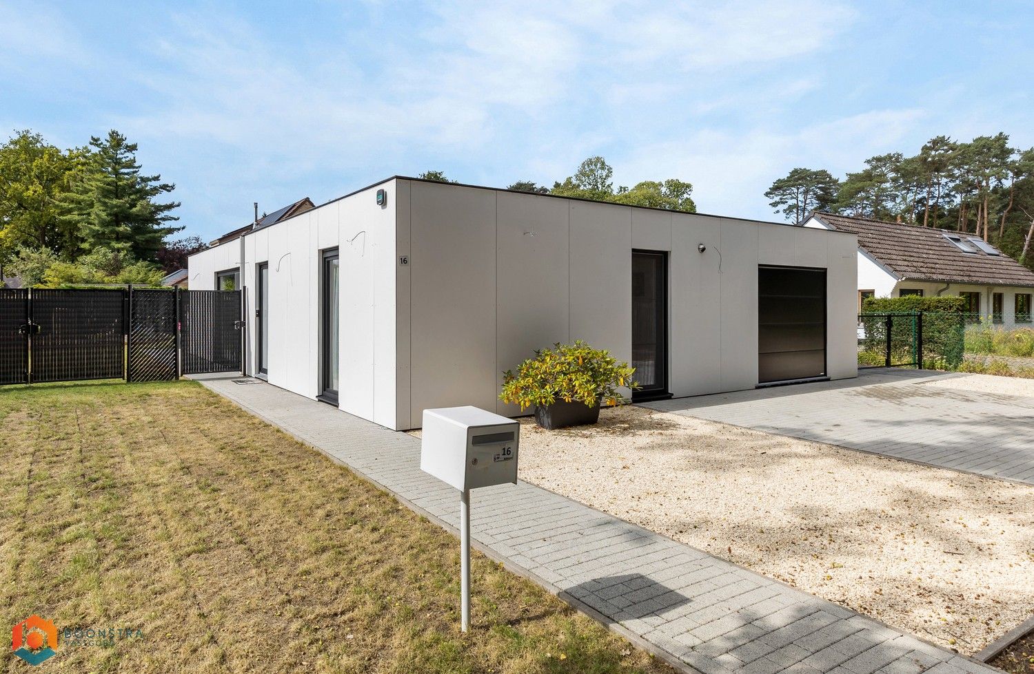 Energiezuinige laagbouw met 3 slpkrs en leuke tuin in Grasheide foto {{pictureIndex}}