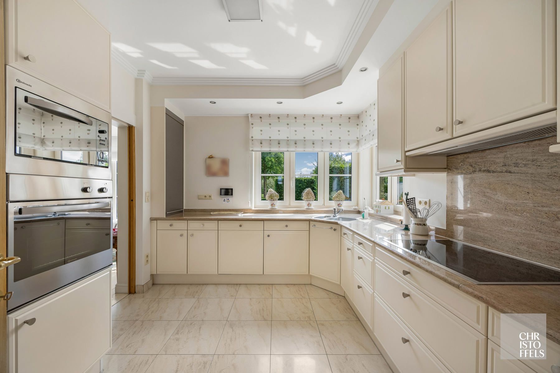 Eigentijdse villa (428m²) met zwembad en 2de woning (187m²) op perceel van 36a43ca.  foto 24