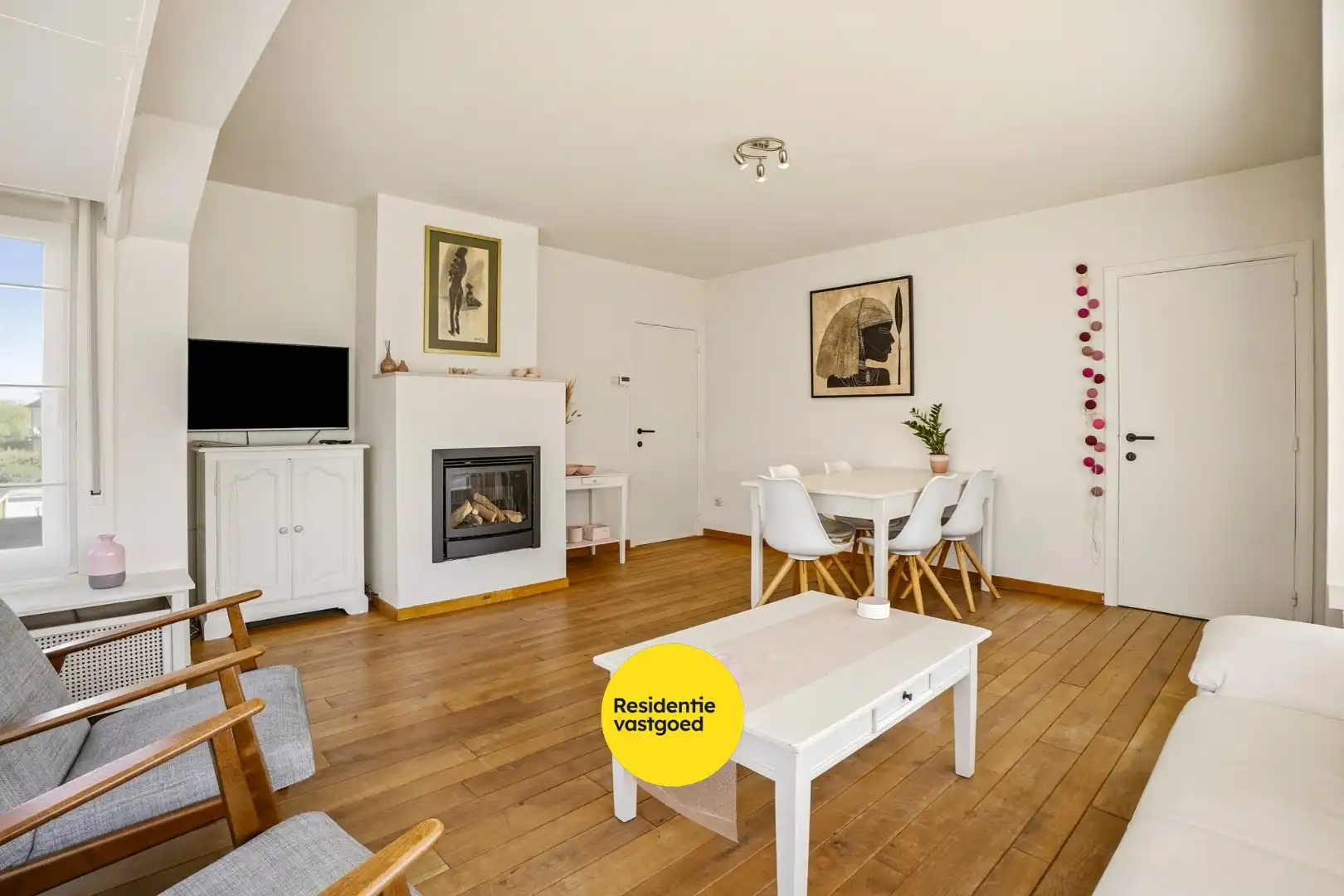 Instapklaar en lichtrijk 3-slaapkamerappartement (109 m²) met terras en privé-parkeerplaats te Oostduinkerke.  foto 4