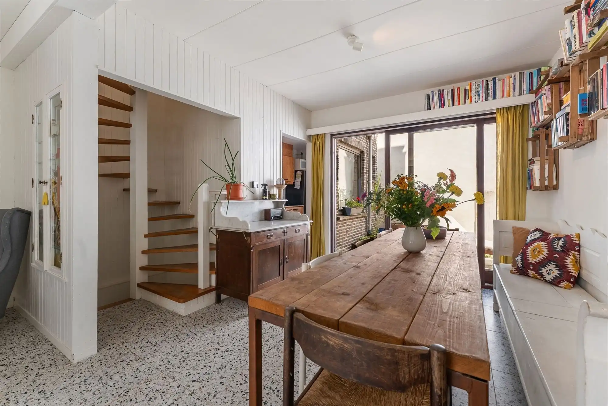 Steegwoning met naastliggend atelier/opslagplaats foto 5