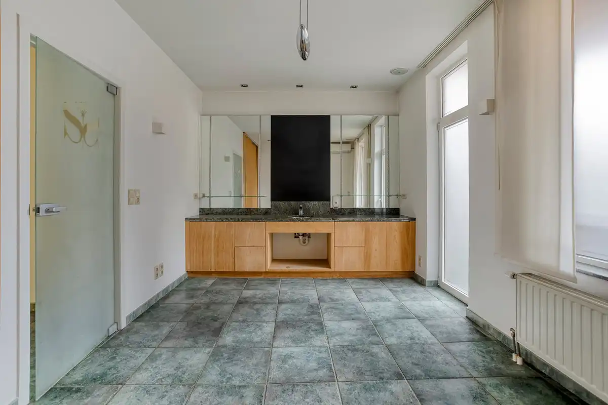 UITZONDERLIJK HANDELSHUIS MET GERENOVEERD DUPLEXAPPARTEMENT OP TOPLOCATIE IN CENTRUM TONGEREN. foto 15