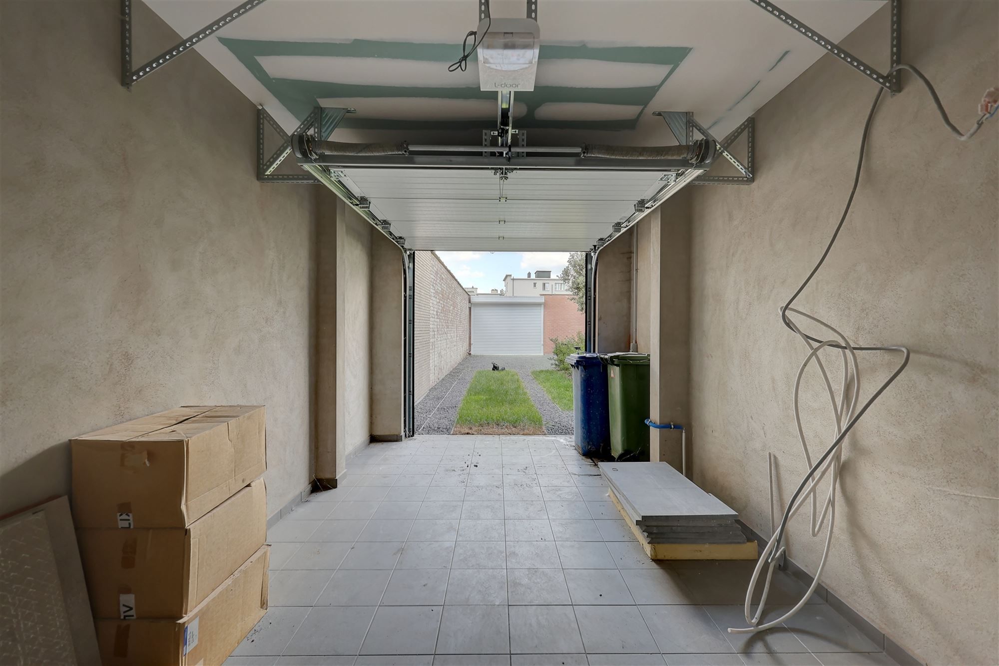 Ruime garagebox met optie intallatie laadpaal foto 4
