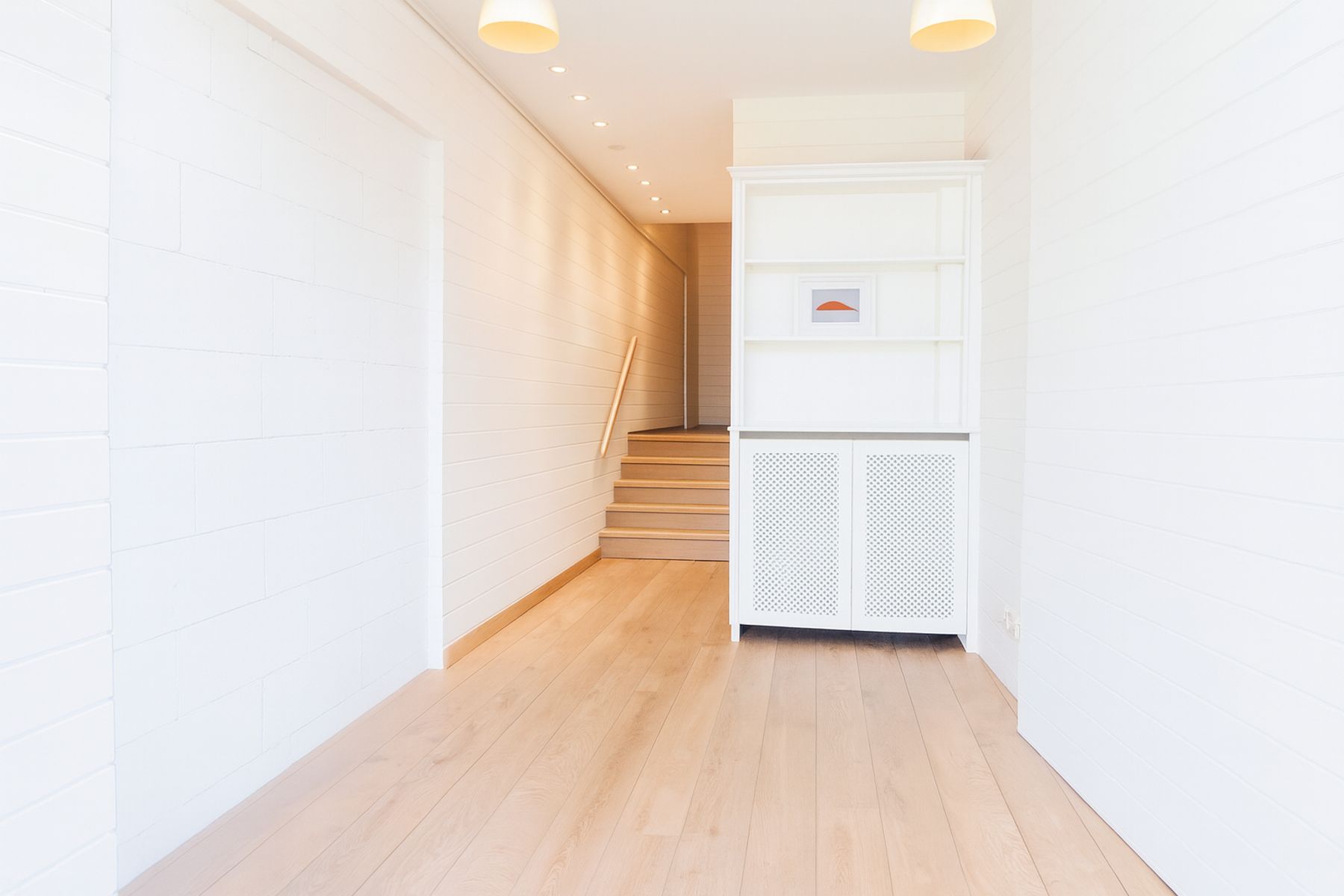 Te huur handelspand op toplocatie – Zeedijk Het Zoute, vlak bij het Albertplein foto {{pictureIndex}}