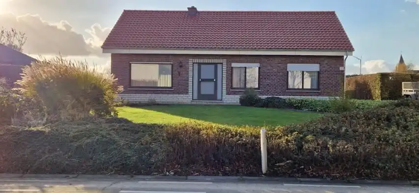 Hoofdfoto van de publicatie: Ruime BUNGALOW open bebouwing,  met 2 slaapkamers, grote zolder, mooie tuin en aparte garage op 9 are 97 ca.