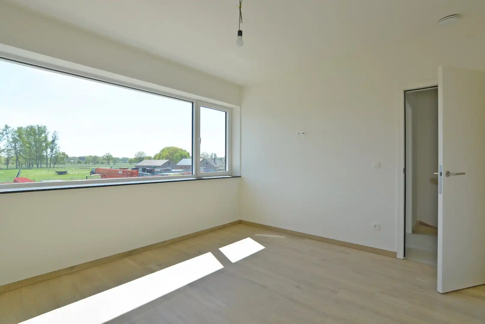 Moderne, energiezuinige, halfvrijstaande woning met carport op 3 a 80 ca. foto 19