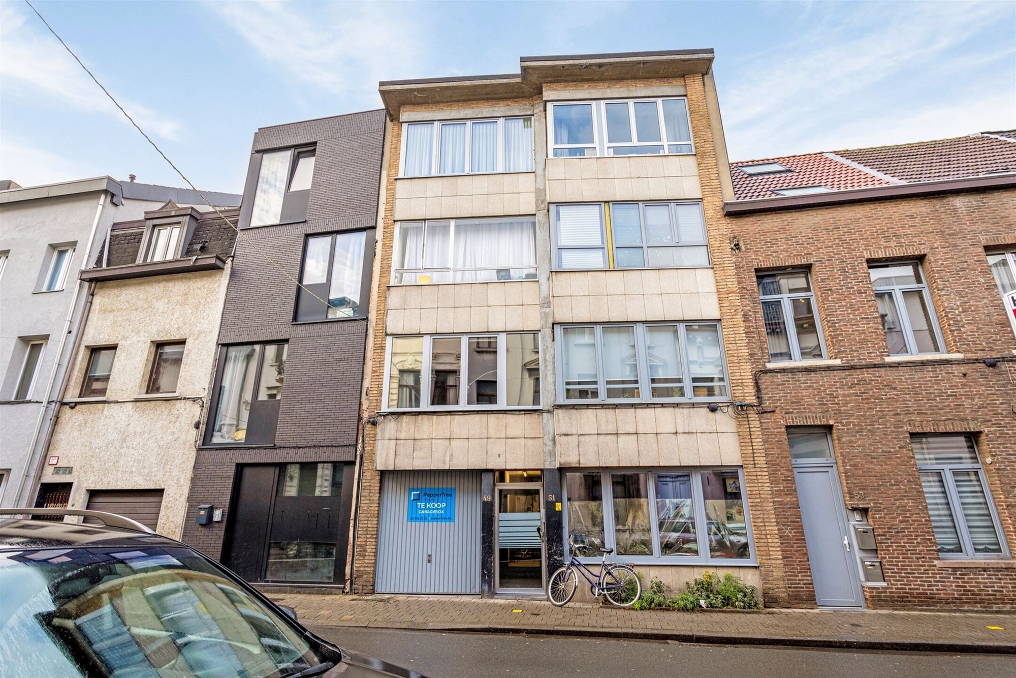 Investeringsopportuniteit: gerenoveerd appartement met terras! foto 2