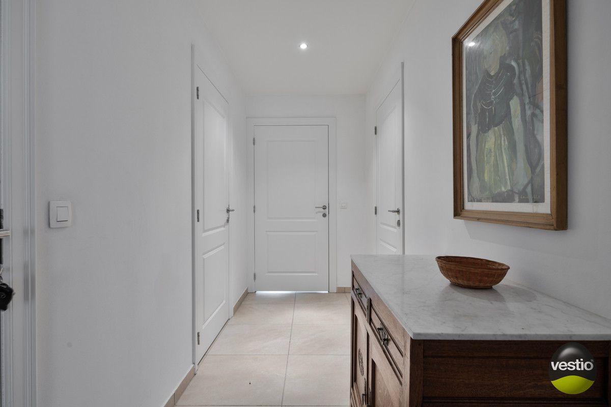 OPBRENGSTEIGENDOM VAN VERHUURD GELIJKVLOERS APPARTMENT MET 1 SLP NABIJ CENTRUM HOESELT. foto 5