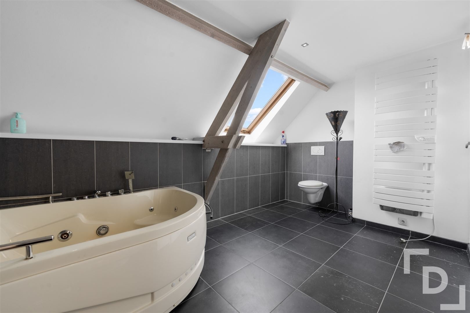 Gezinswoning met ruime tuin in hartje Krombeke! foto 11