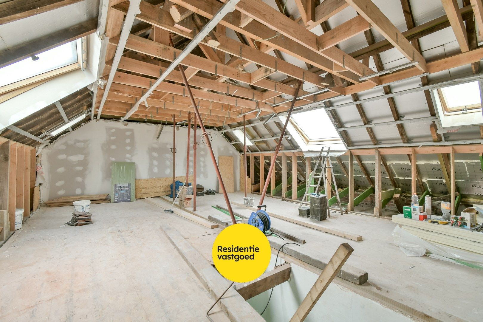 Ruime woning met bergen aan potentieel! foto 13