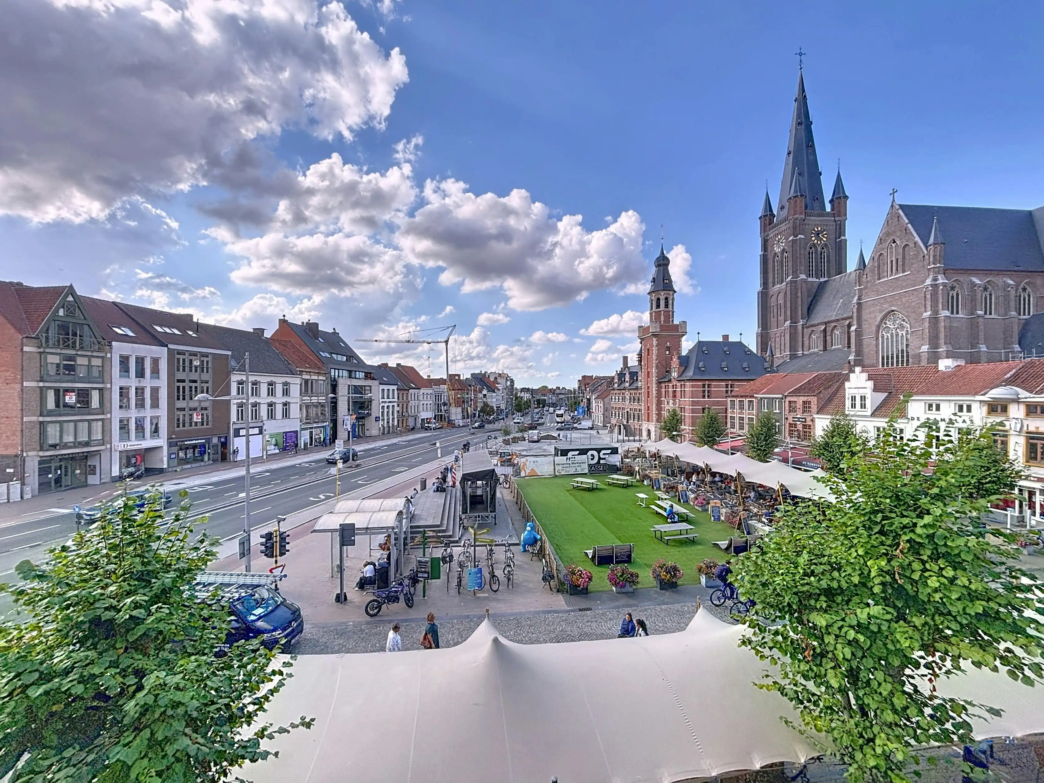 Centraal gelegen appartement met 3 slaapkamers op de markt van Eeklo foto 5