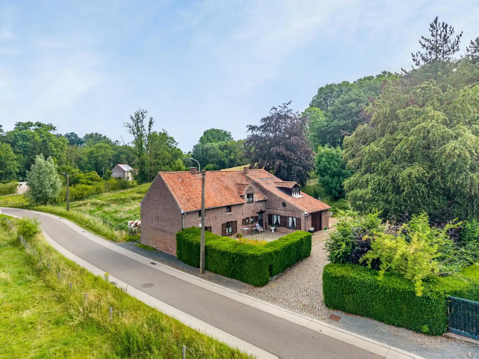 Prachtig gelegen eigendom met grond en bos foto 2