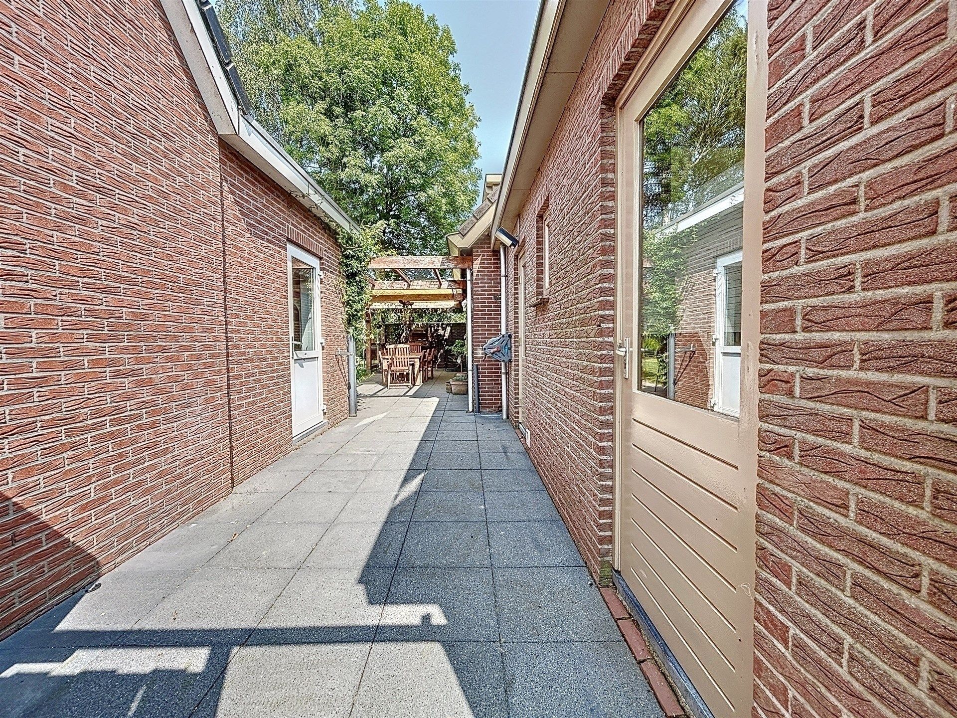 PRACHTIG GELEGEN HOEVE met bijgebouw, paardenstallen, binnenpiste en weiden op 18.385m² foto 27