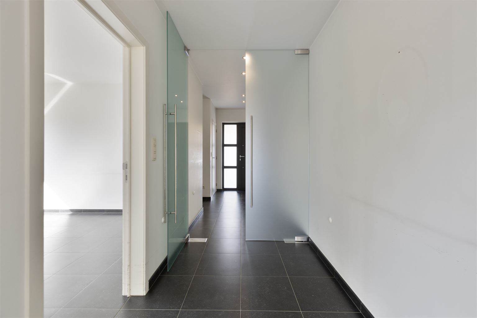 Instapklare, vrijstaande woning op 5a14ca. Voorzien van 4 slaapkamers en een inpandige garage op een rustige locatie in Kinrooi.  foto 3