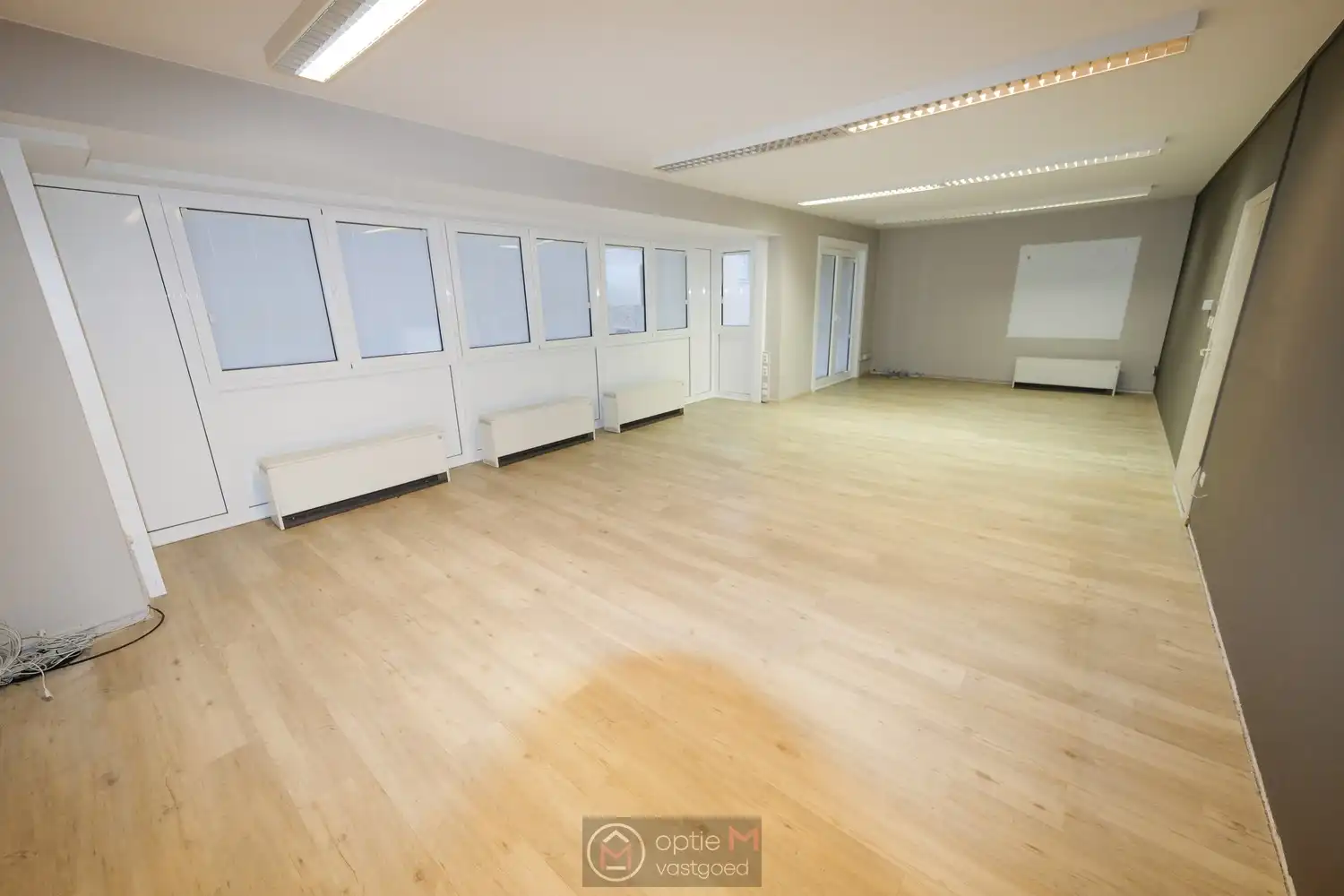 RUIM KANTOORGEBOUW OP TOPLIGGING IN BILZEN foto 15