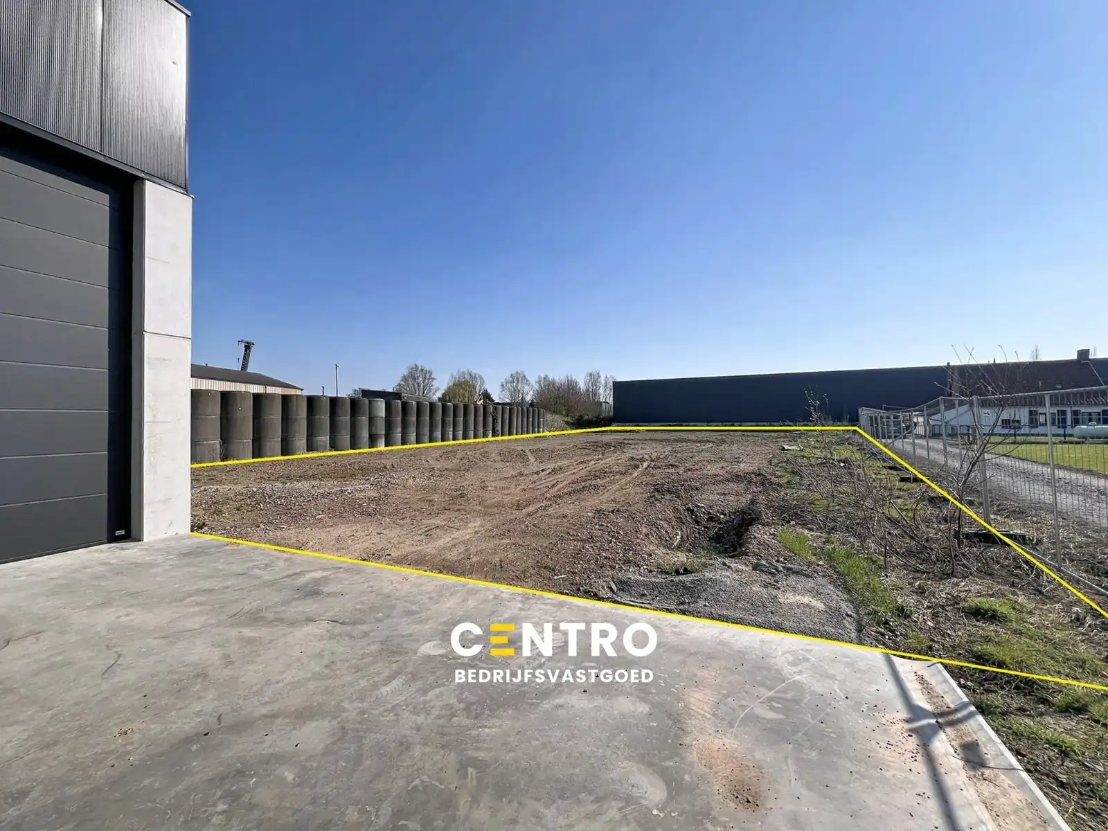 Braakliggende grond voor de bouw van MAGAZIJN(EN) mét of zonder woning. Géén bouwverplichting! foto {{pictureIndex}}
