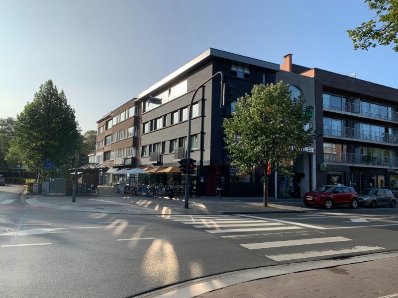 Zeer ruim, luxueus appartement met 2 slaapkamers pal in het centrum van Brasschaat! foto 1