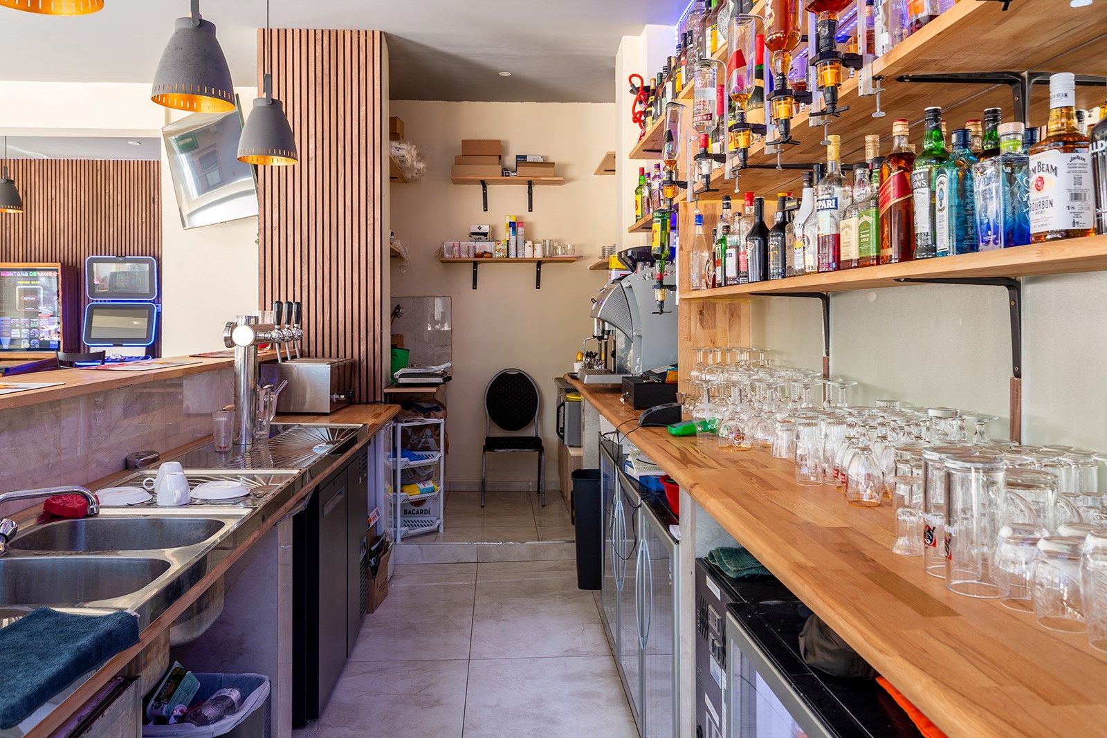 Lichtrijk hoek appartement met karakter!  foto 14