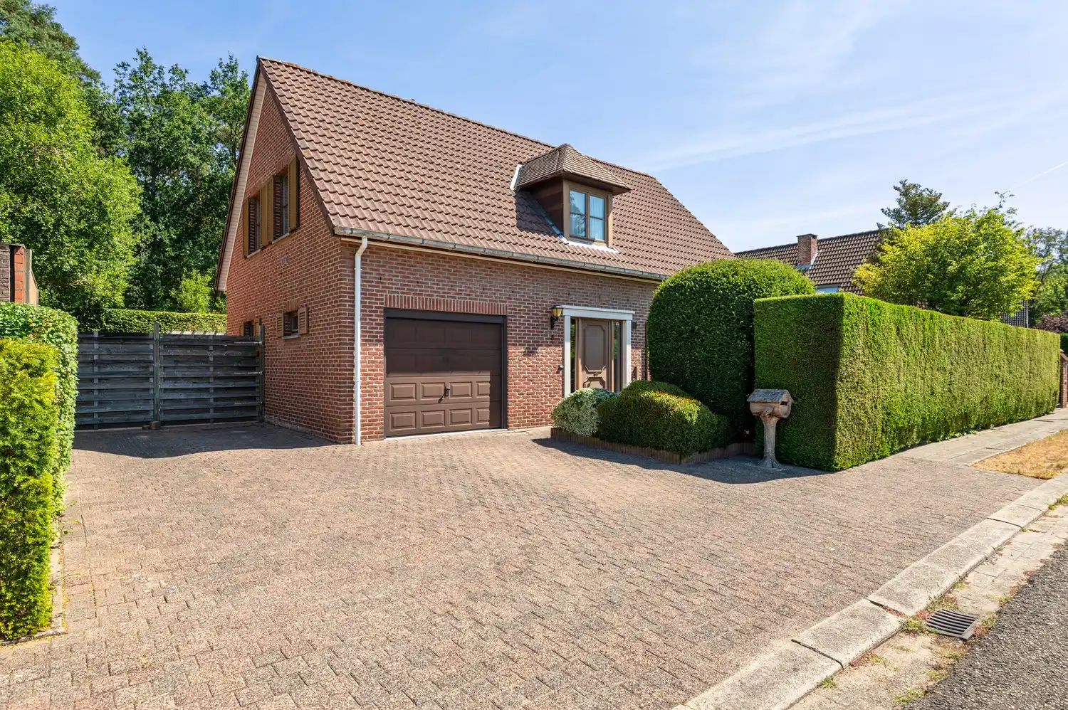 Ruime gezinswoning met 3 slaapkamers, veranda, garage en zonnige tuin foto {{pictureIndex}}