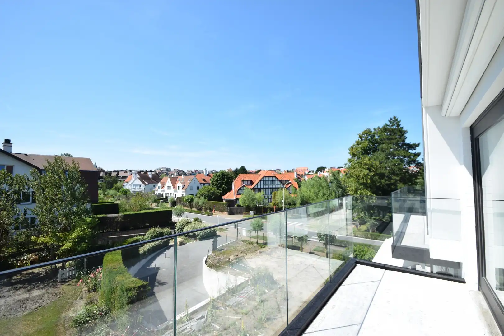 Zonnig gerenoveerd appartement met zuidwest gericht terras en open zicht op wandelafstand van het strand in hartje Zoute. foto 3