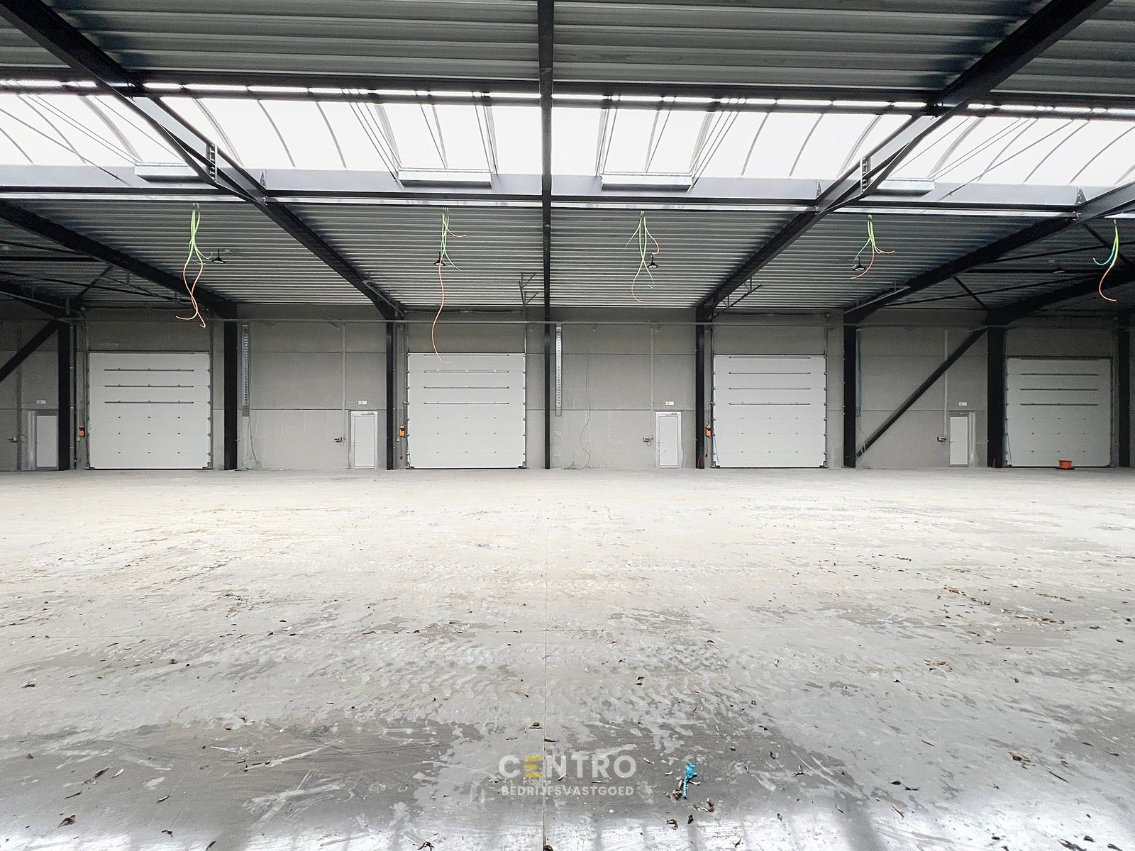 Instapklaar geïsoleerd nieuwbouw MAGAZIJN (± 960m²), vrije hoogte 7m, met 4 sectionale poorten. Op ambachtelijke zone te Oostrozebeke. foto 9