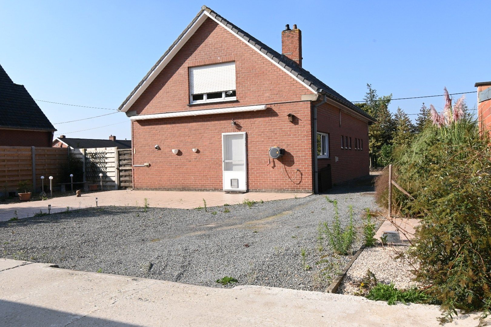 Alleenstaande woning met carport en tuin foto 28